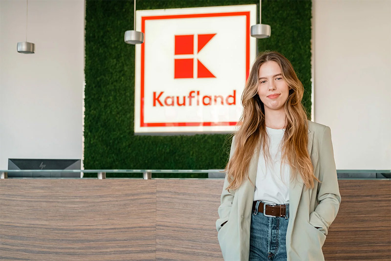 Aneta, 24 lat, Młodsza Specjalistka w dziale zakupów