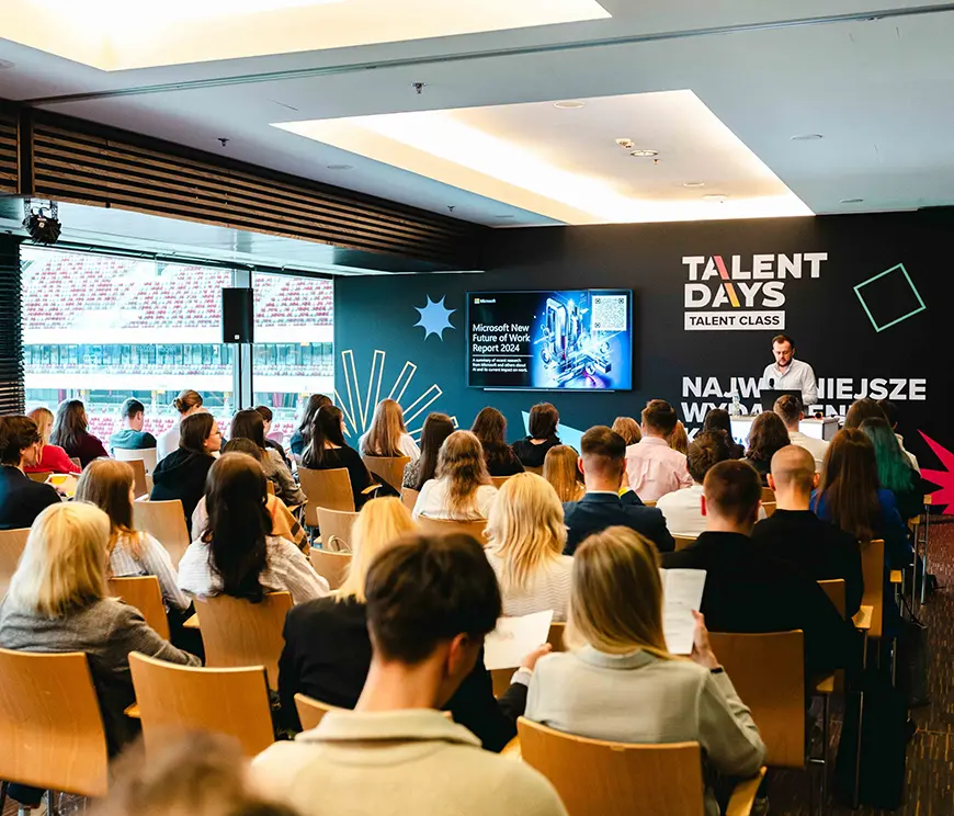 Warsztat AI Talent Days - prelegent prowadzi szkolenie o AI dla uczestników targów pracy
