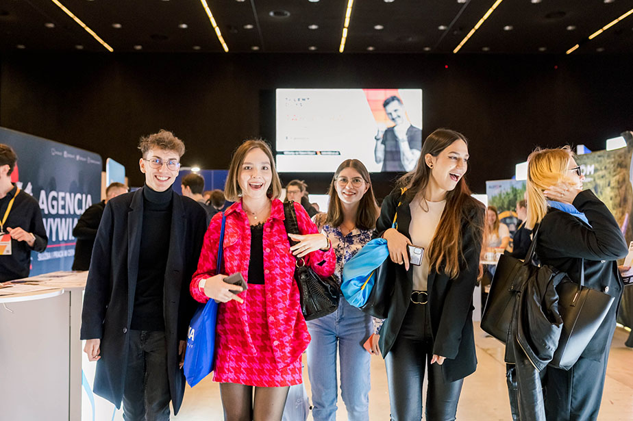 Troje młodych ludzi uśmiechających się do kamery na wydarzeniu karierowym Talent Days.