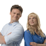 kobieta i mężczyzna opierający się o siebie